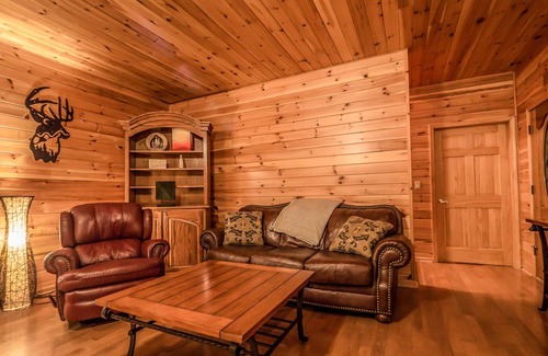 Morganton Cabin | 4BR Cabin 10 MINS FRom BLUE RIDGE! PRIVATE POOL, 12 PERSON PARTYSPA & POOL TABLE
