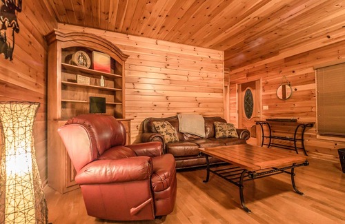Morganton Cabin | 4BR Cabin 10 MINS FRom BLUE RIDGE! PRIVATE POOL, 12 PERSON PARTYSPA & POOL TABLE