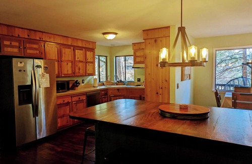 Mount Shasta House | 4BR Cabin in the Woods on 2.5 acres