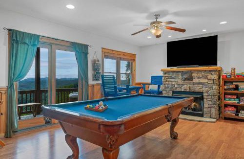 Wolf Laurel House | 4BR Cabin with Ski Resort, Mtn Views & Hot Tub
