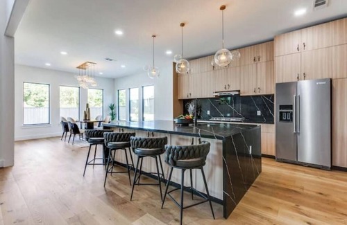 Northwest Dallas House | 4BR Central Luxury Home EV Charger & Yard