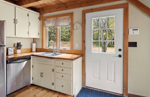 Moscow House | 4BR Classic Vermont Cabin w/Fireplace, A/C, & Grill — 10 min to Stowe Village