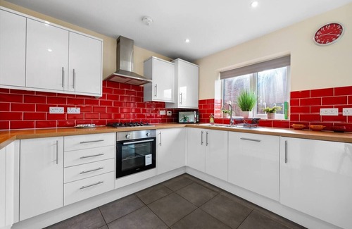 West Bromwich Apartment | 4BR Contractor House in Birmingham w/Parking