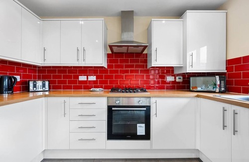 West Bromwich Apartment | 4BR Contractor House in Birmingham w/Parking
