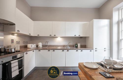 Colchester House | 4BR Contractor House by Townhouse Stays, Short Lets & Serviced Accommodation in Colchester Free Parking, Garden & WiFi