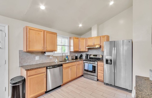 Seminary Hill House | 4BR Family Getaway w/King Bed + 5 TVs, Mins to DC/OldTown,Gameroom,Pet Friendly