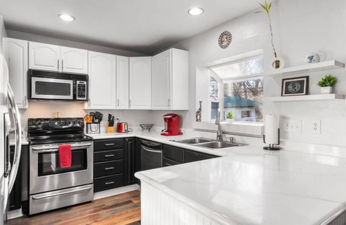 Alta Vista Area House | 4BR Family Home | 2 King Beds | Firepit | BBQ | Fenced Yard