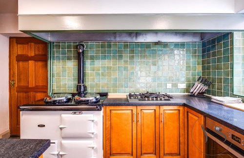 Walsall House | 4BR Family Home in 89 Highgate with Jacuzzi, Games Room & Free Parking Near Birmingham