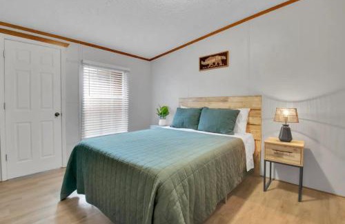 Gatlinburg - Pigeon Forge House | 4BR Family Lodge in Gatlinburg with Hot Tub