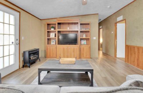 Gatlinburg - Pigeon Forge House | 4BR Family Lodge in Gatlinburg with Hot Tub