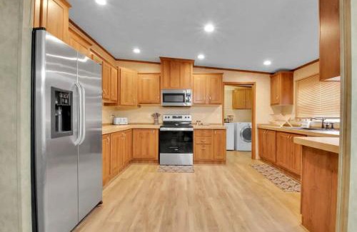 Gatlinburg - Pigeon Forge House | 4BR Family Lodge in Gatlinburg with Hot Tub