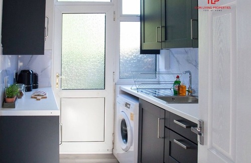 St Helens House | 4BR for Contractors & Families