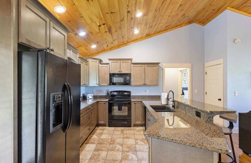Blue Ridge Cabin | 4BR Gorgeous Blue Ridge Views, Large Decks, Hot Tub, Game Room, Fireplace