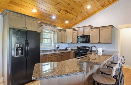 Blue Ridge Cabin | 4BR Gorgeous Blue Ridge Views, Large Decks, Hot Tub, Game Room, Fireplace