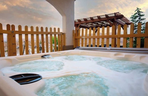 Yucca Valley House | 4BR Hilltop House - Hot Tub, Amazing View & Bocce