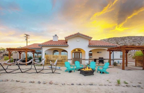 Yucca Valley House | 4BR Hilltop House - Hot Tub, Amazing View & Bocce