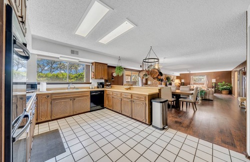 Universal City House | 4BR Home w/Pool Grill Sleeps 12 Near AFB