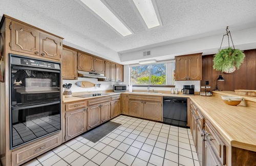 Universal City House | 4BR Home w/Pool Grill Sleeps 12 Near AFB