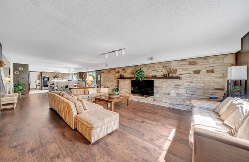 Universal City House | 4BR Home w/Pool Grill Sleeps 12 Near AFB