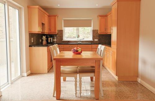 Killybegs House | 4BR Home with Stunning Harbour Views in the Heart of Kllybegs