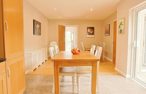 Killybegs House | 4BR Home with Stunning Harbour Views in the Heart of Kllybegs