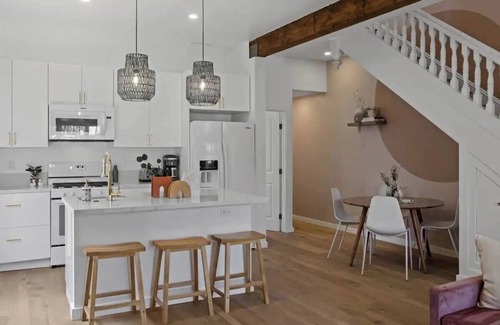 Little Italy House | 4BR in Little Italy - Sleeps 10: Walk to Dining & Fun!