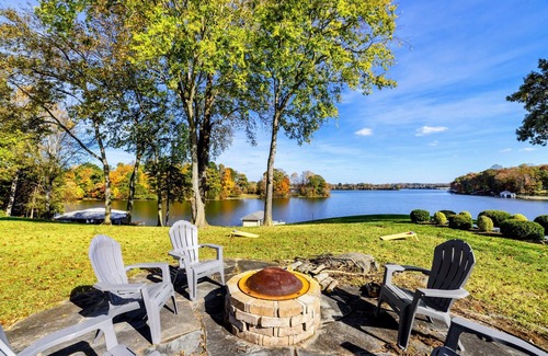 Livingston House | 4BR Lakefront Lake Anna - Views, Boat Dock, Games