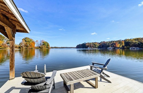 Livingston House | 4BR Lakefront Lake Anna - Views, Boat Dock, Games