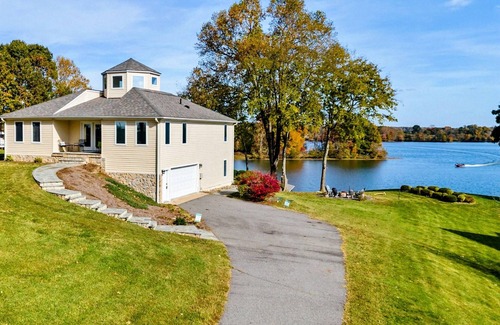 Livingston House | 4BR Lakefront Lake Anna - Views, Boat Dock, Games