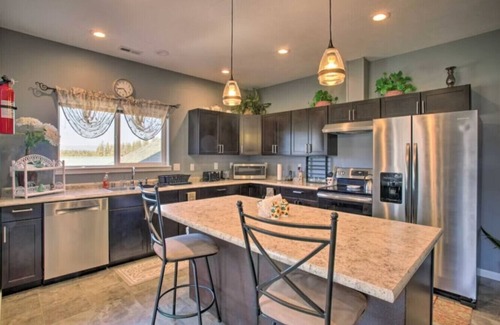 Valley House | 4BR Lakeside House with Mountain View and Hot Tub
