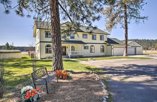 Valley House | 4BR Lakeside House with Mountain View and Hot Tub