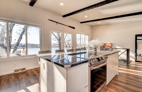 Jackson House | 4BR Lakeside Luxury | Hot Tub | Gameroom | Firepit
