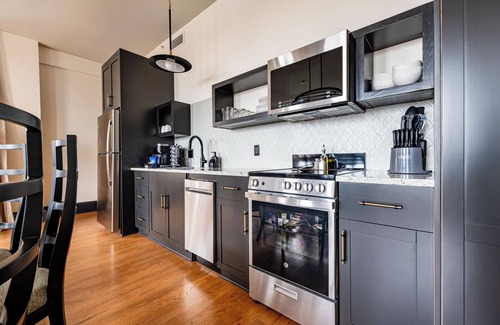 French Quarter Hotel | 4BR Large Space for 14 in Prime Location | The Mayfair