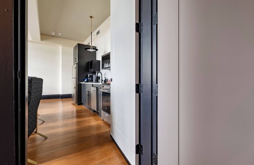 French Quarter Hotel | 4BR Large Space for 14 in Prime Location | The Mayfair