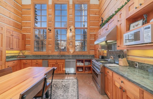 Mountain Village House | 4BR Lux Log Home Just Off Slopes: Hot Tub, Walk To Ski, 7 Beds