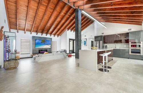 Ludlam House | 4BR Luxury Oasis: Pool, Gym & Private Lake