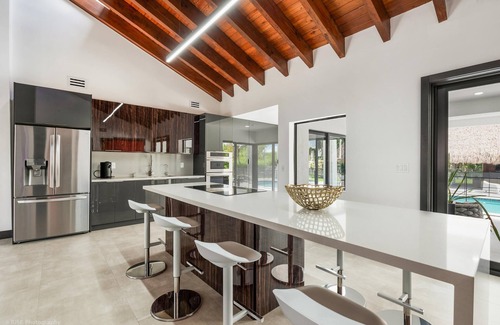 Ludlam House | 4BR Luxury Oasis: Pool, Gym & Private Lake