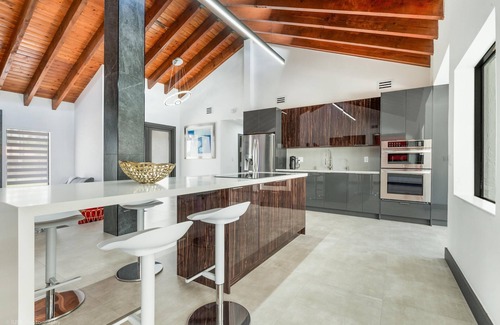 Ludlam House | 4BR Luxury Oasis: Pool, Gym & Private Lake