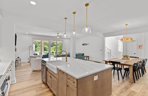 Tranquil Harbour House | 4BR Luxury Retreat w/Hot Tub Near Beach, Dining & More