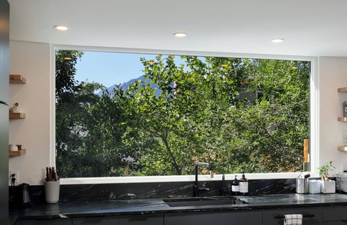 Newlands House | 4BR Modern Gem with Flatiron Views & Hottub 1mile to Pearl, 1block to NoBo Park