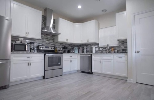 West Dallas House | 4BR ModernHome w/Pool & Jacuzzi