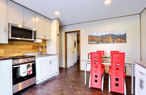 Twin Lakes Cabin | 4BR Mount Hope Retreat