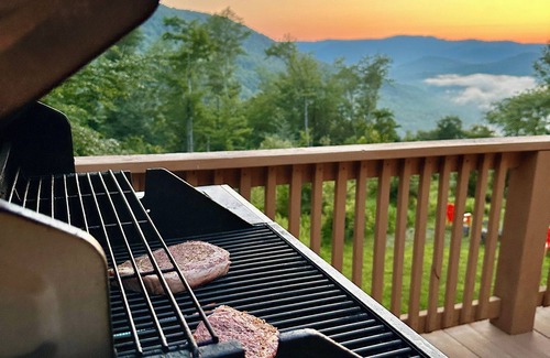 Slaty Fork Cabin | 4br Mountain Cabin near Snowshoe: Sauna, Game Room, & VIEWS!