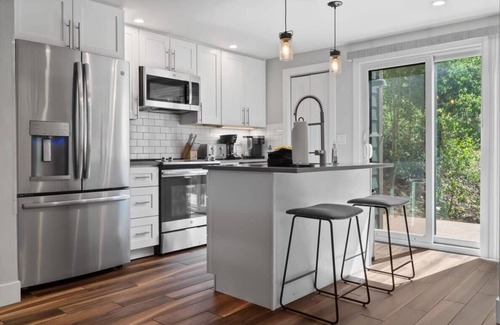 Dunkin Hill House | 4BR Mt Baldy Townhome On Bus Route