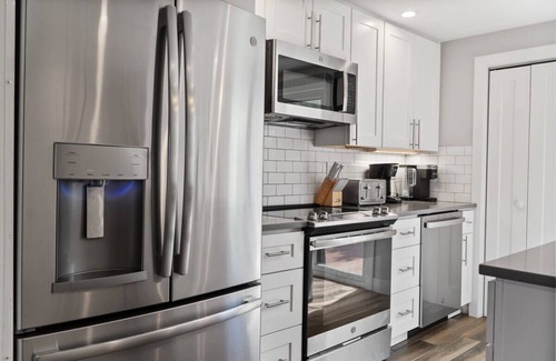 Dunkin Hill House | 4BR Mt Baldy Townhome On Bus Route