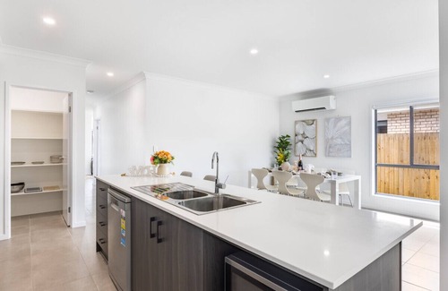 Browns Plains House | 4BR Newly furnished Cozy house @Brownsplain