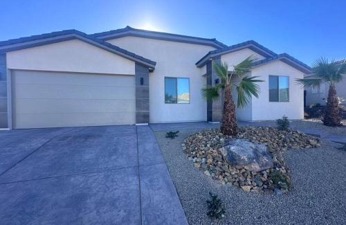 Mesquite House | 4BR Oasis - Pool and Spa - Near Golf and Casinos