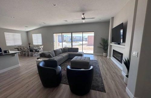 Mesquite House | 4BR Oasis - Pool and Spa - Near Golf and Casinos