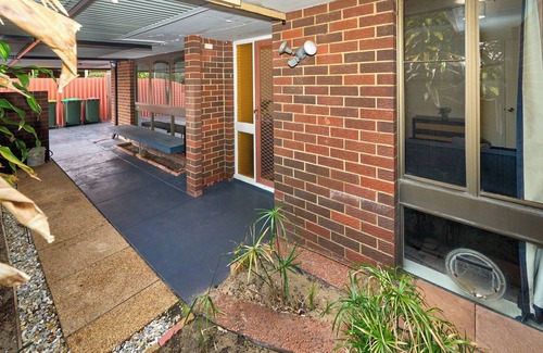 Girrawheen House | 4BR Pool House Close to Shops