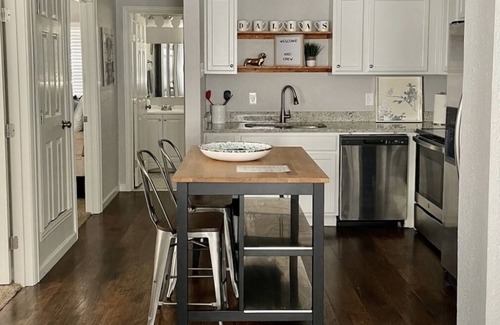 Oak Cliff House | 4BR renovated modern & tastefully decorated ! Free parking!